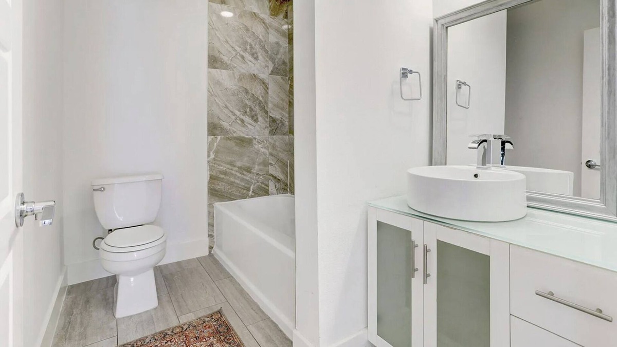 Pemberton Heights House | Perfect Central Austin Location - Mid-Century Modern Comfort