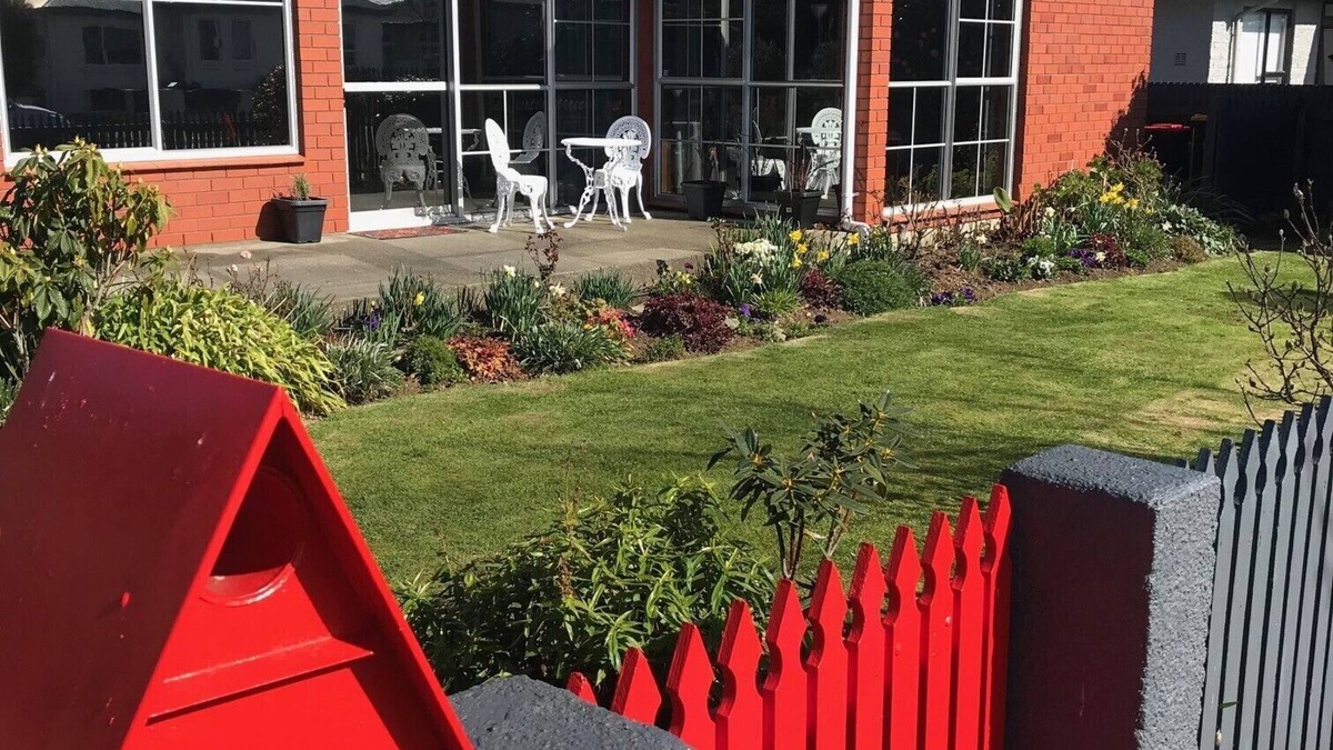 Invercargill House | Perfect city living 700m to the centre and 50m to the beautiful Queens Park .