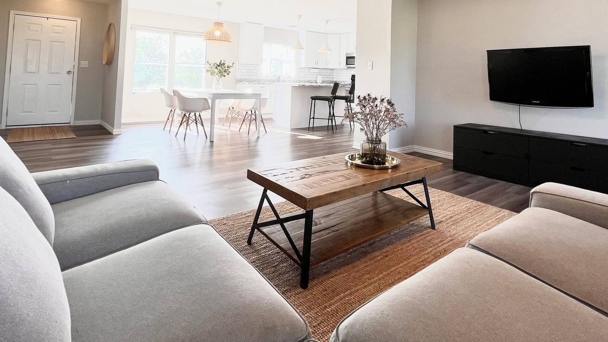 Clear Lake House | Perfect Country Getaway close to Lake & City