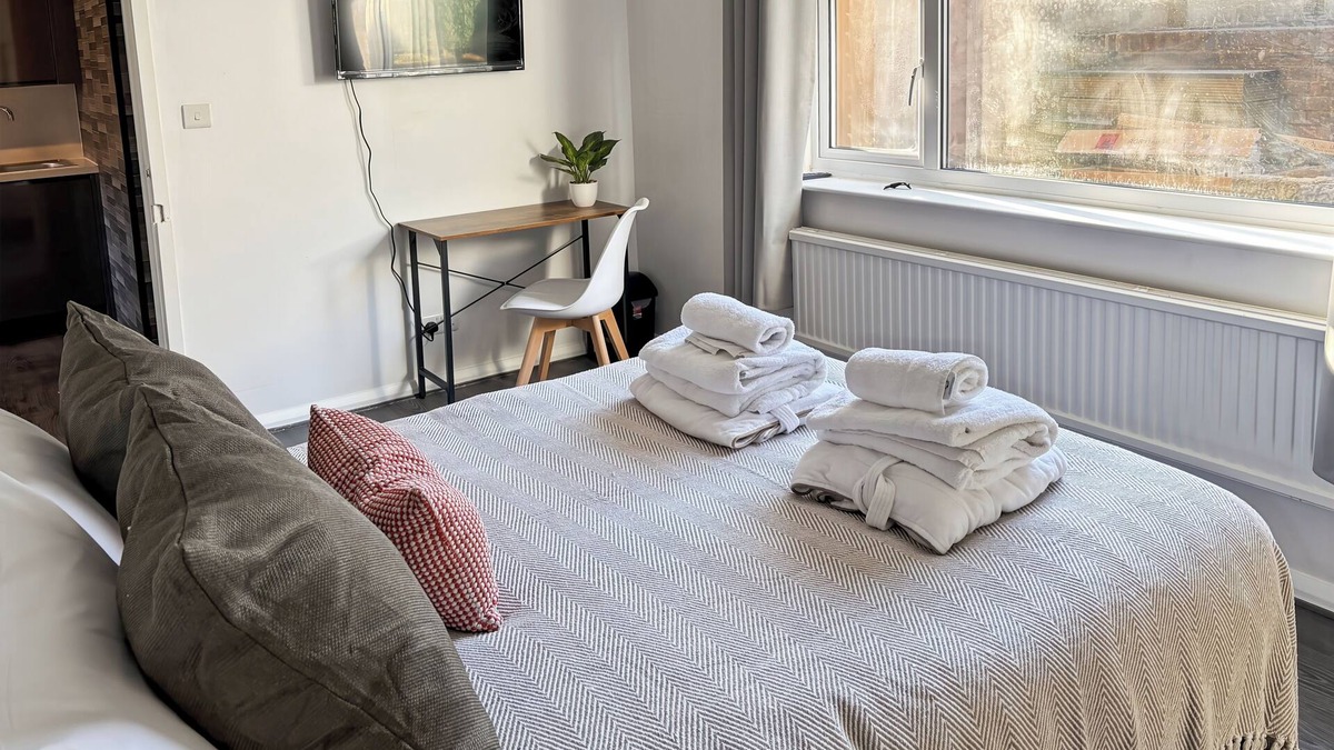 Woodingdean House | Perfect Couple Retreat To Relax With Hot Tub&sauna