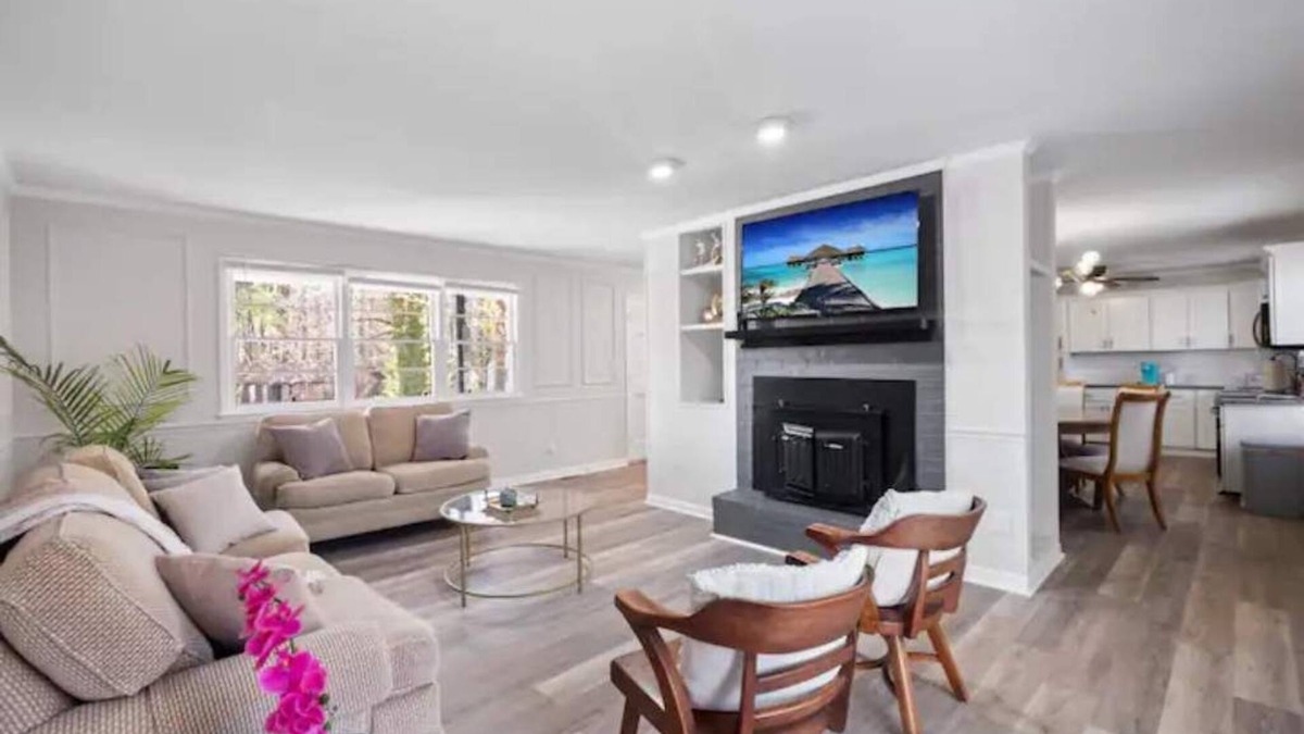 Garner House | Perfect cute home in Garner w firepit & king bed