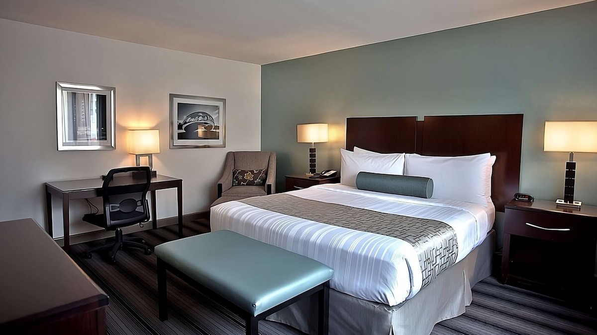 Downtown Chicago Hotel | Perfect Destination! Onsite Bar and Restaurant, Close to Shedd Aquarium