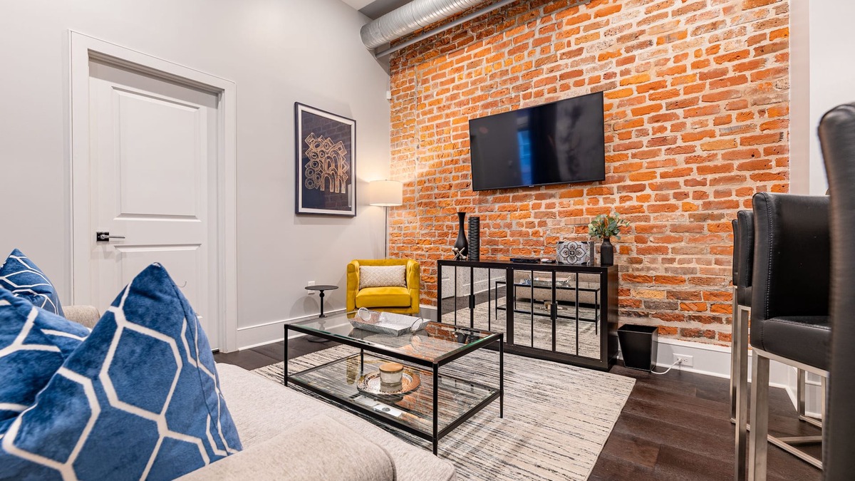 Lower Garden District Apartment | ⚜️ Perfect Downtown 1 Bedroom plus Queen Sleeper Sofa & Private Terrace ⚜️ - The Livingston