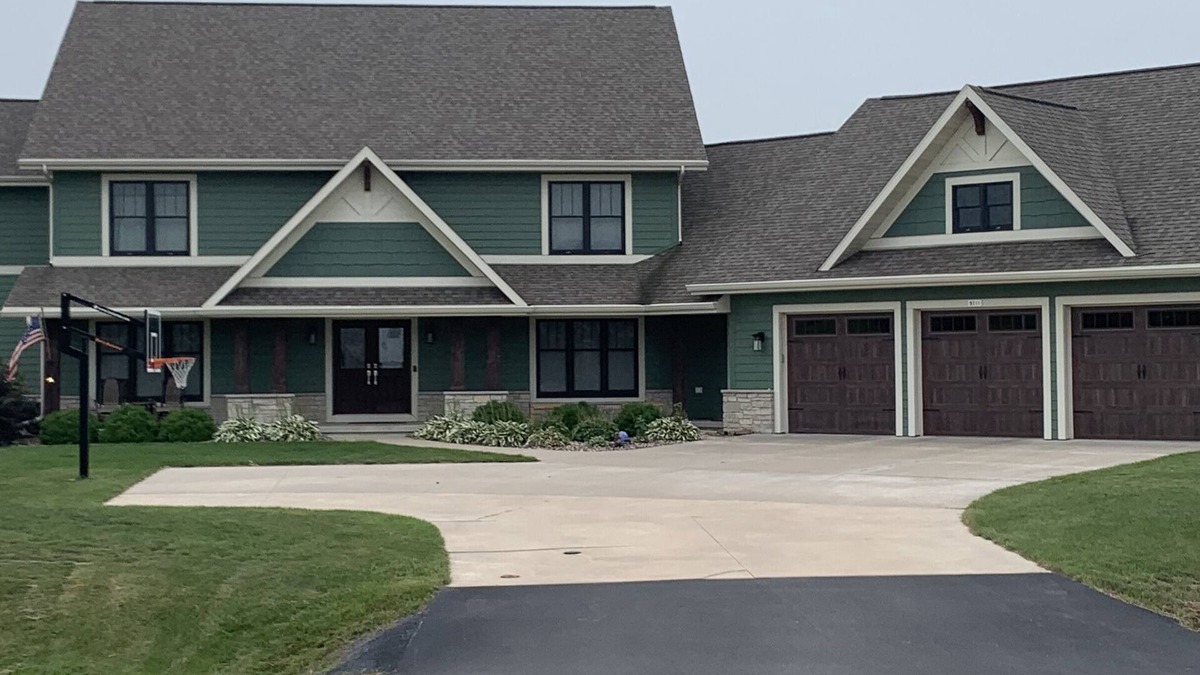 Butte Des Morts House | Perfect EAA Rental for a large group less than 10 miles from EAA!