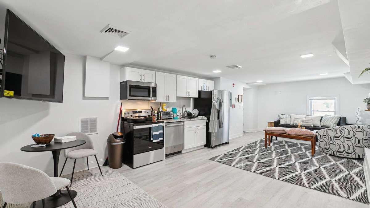 West Bristol House | Perfect Escape! Luxurious High-End Modern Oasis
