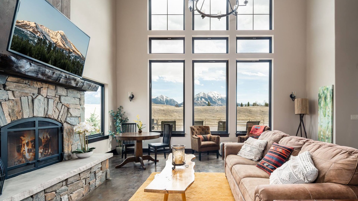 Emigrant House | Perfect-Family Gatherings, Wedding Groups, 5 Private Suites, HotTub, Yellowstone