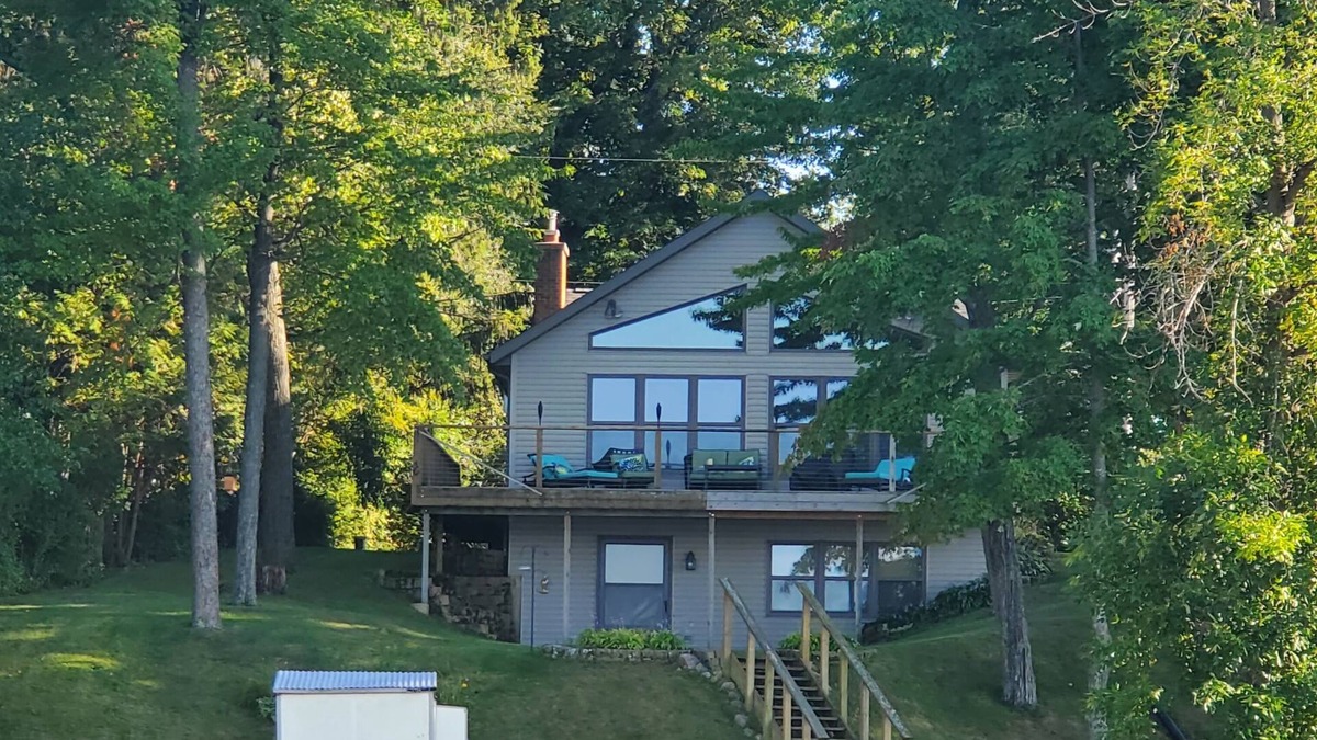 Weyauwega Cottage | Perfect family get-away with lake front property & sandy shores on White Lake