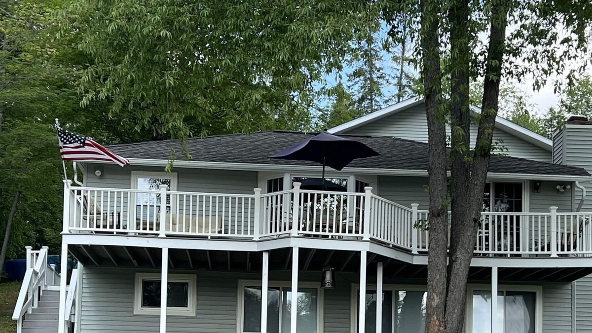 Hale House | Perfect Family Vacation Spot on Lake includes 24-foot pontoon & Acorn Stairlift