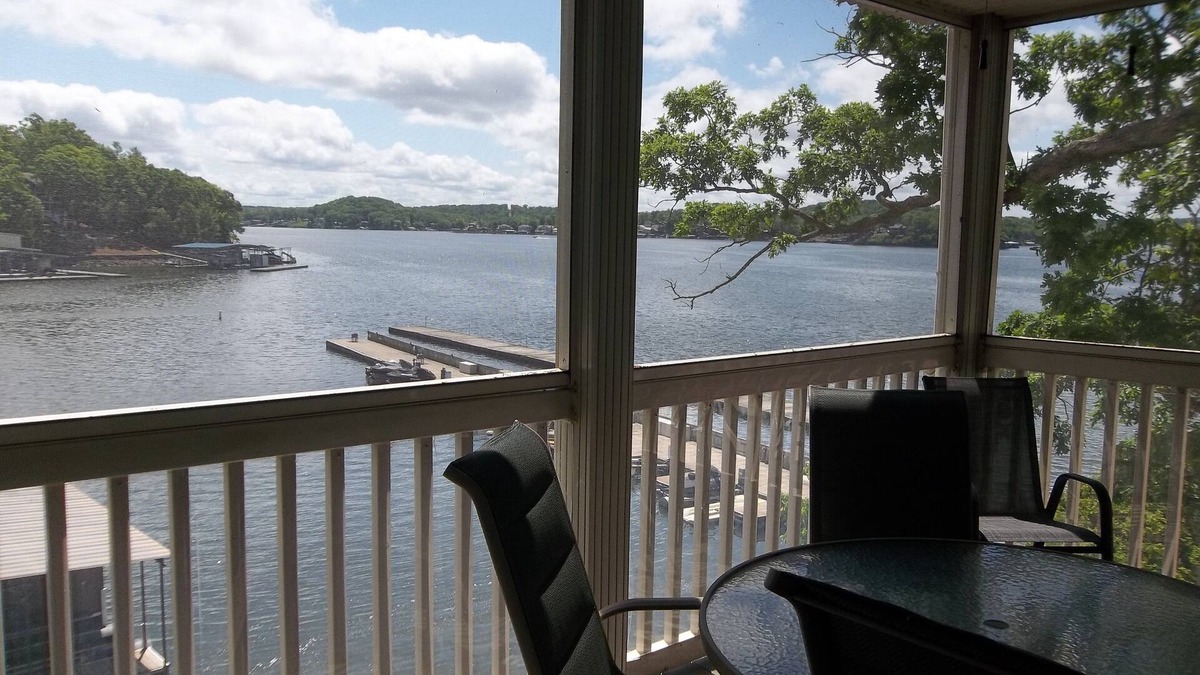 Lake Ozark Condo | Perfect for a Family, End Unit, Near the Swimming Pool!
