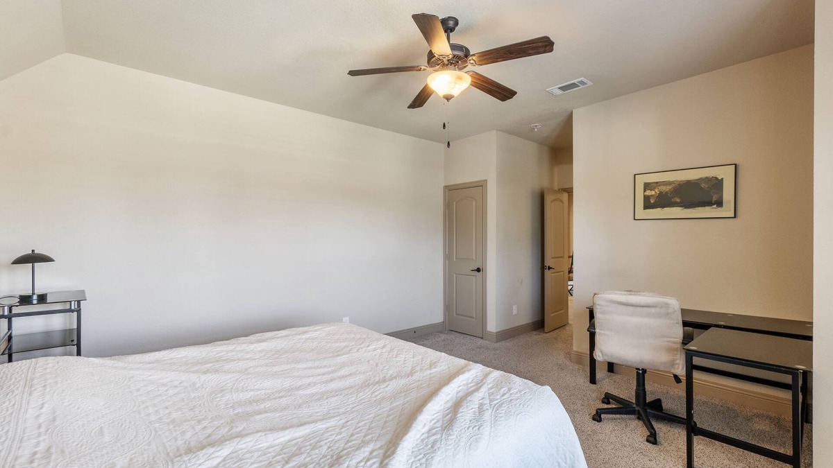 Tarrant County House | Perfect for a quiet stay in a quiet neighborhood just minutes from Joe Pool Lake