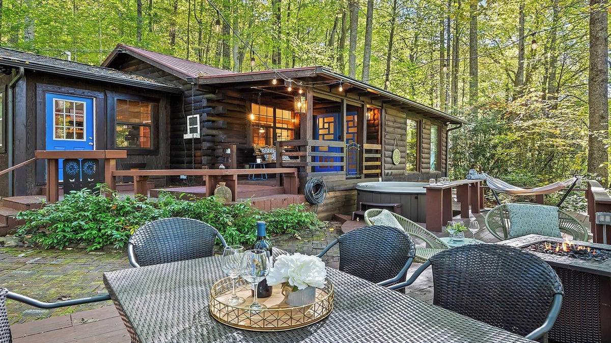 Maggie Valley Cabin | Perfect for couples! Modern, Private + Hot Tub, Fire pit, Fireplace & King Bed