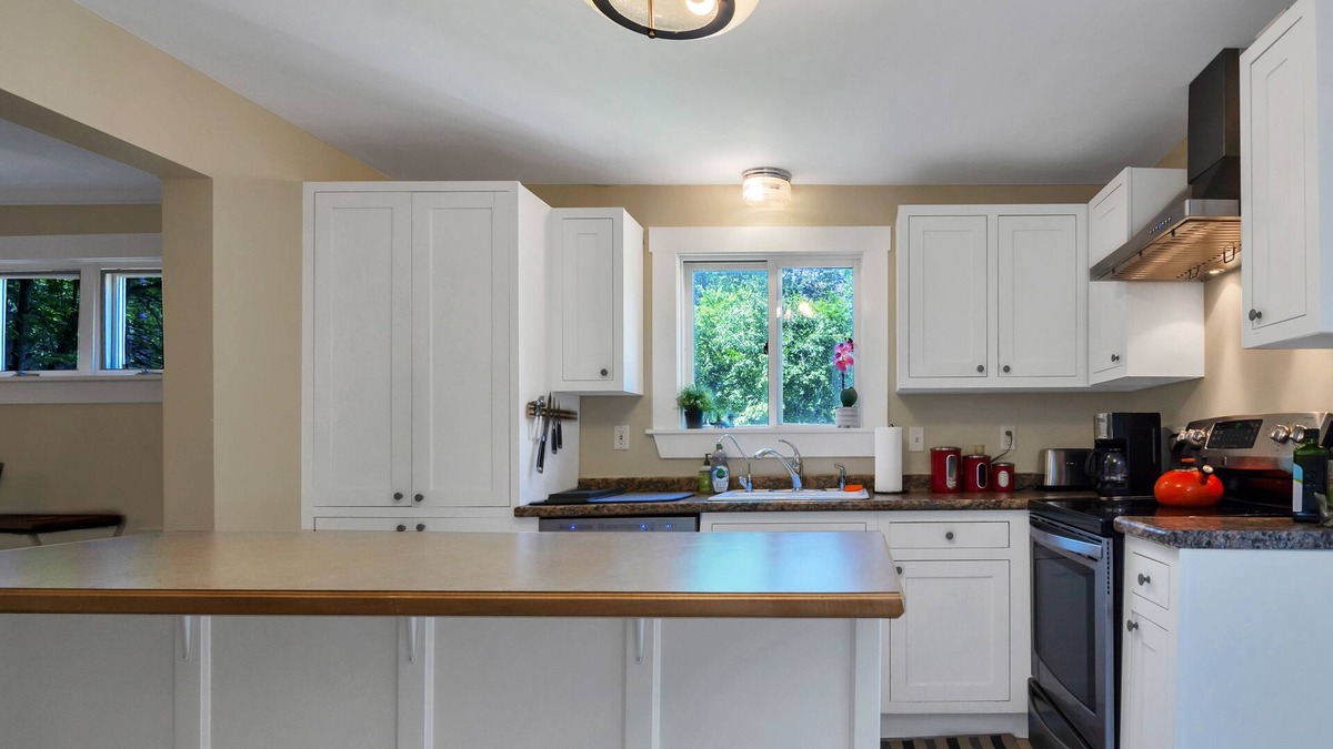 Acton House | Perfect for Dogs, Entire House Surrounded by Trees