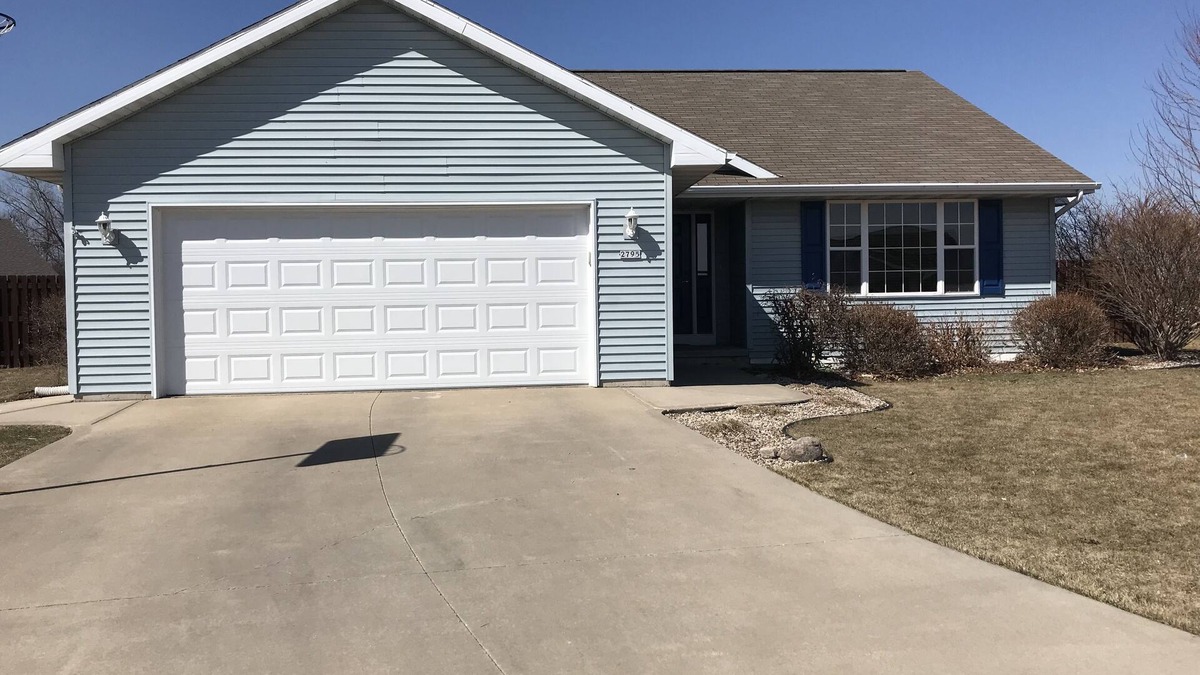 Oshkosh House | Perfect for E.A.A. 4 Bedroom with pool