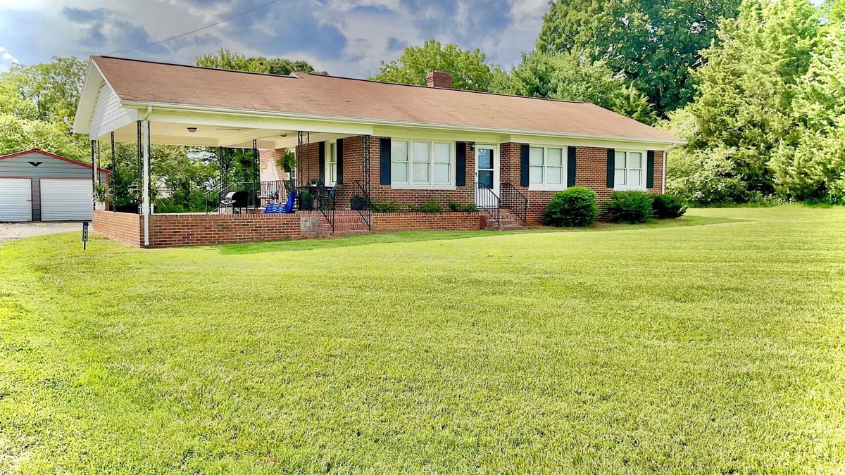Conover House | Perfect for families or business, minutes to Newton and Hickory