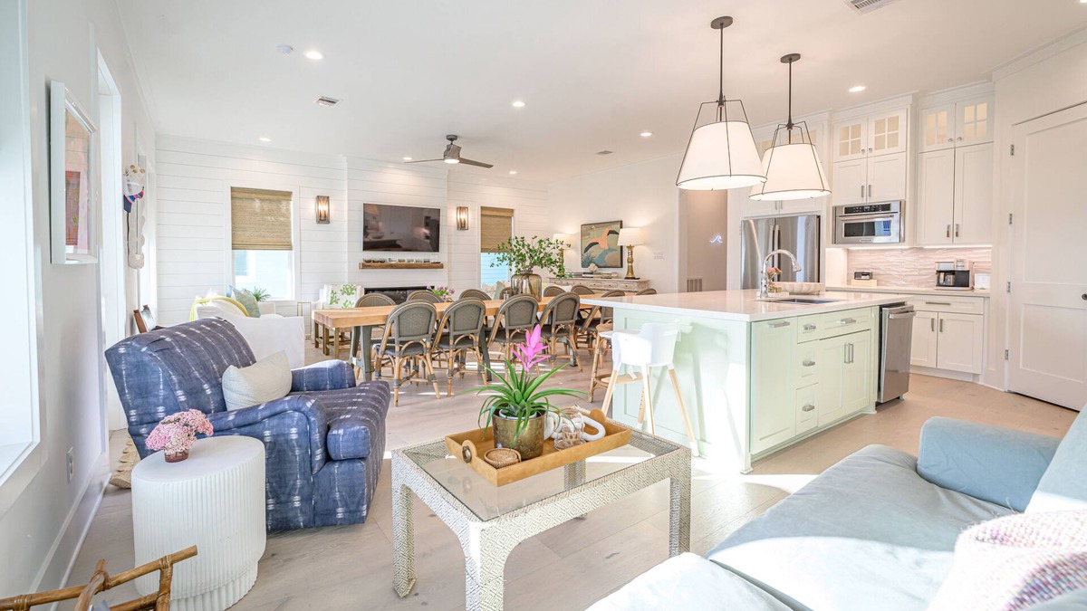 Beachside Village House | Perfect for Families & Groups/Sleeps 14/Large Table Seats 14/+ Full Amenities