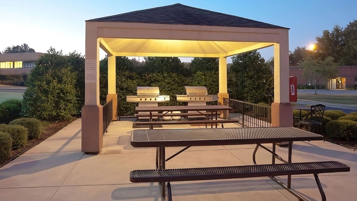 Libertyville Hotel | Perfect for Groups! 4 Cozy Hotel Suites with Kitchens! Pet-Friendly