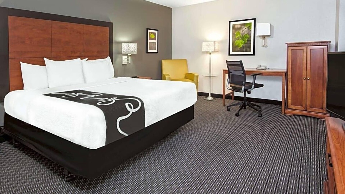 Arsenal House | Perfect for Groups! 4 Units Near Wax Museum, with FREE Bfast & Parking, Pool!