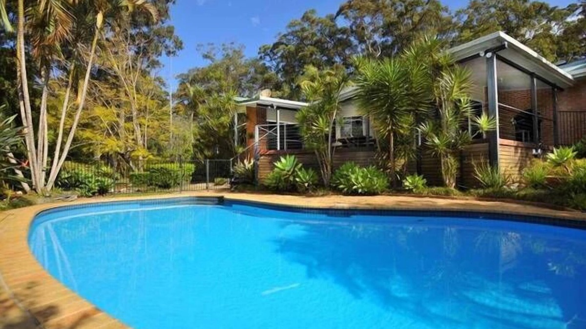 Sapphire Beach House | PERFECT FOR LARGE FAMILIES CLOSE TO BEACH AND SHOPS, ACREAGE & GAMES ROOMS