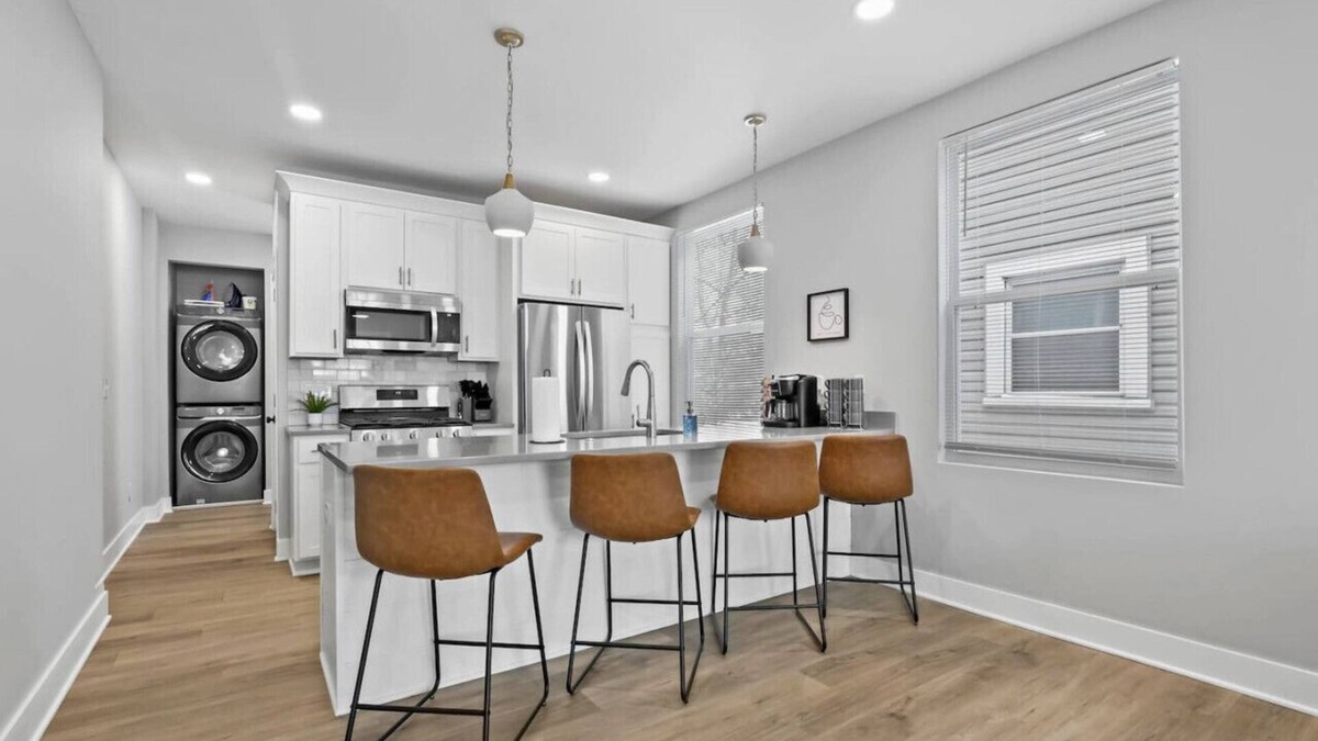 Livingston Park House | Perfect for larger groups + Hot Tub!