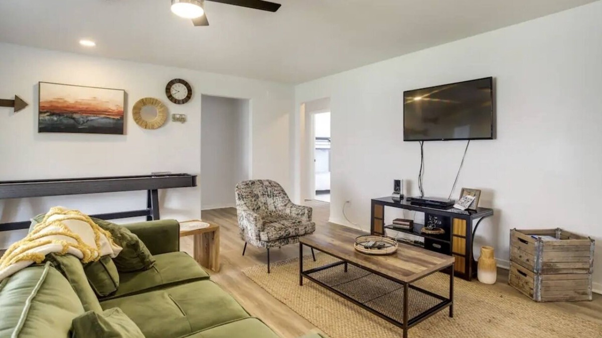 Rosenberg House | Perfect for Nurses or Vacation. 1.3 miles from the new Fort Bend Epicenter!!