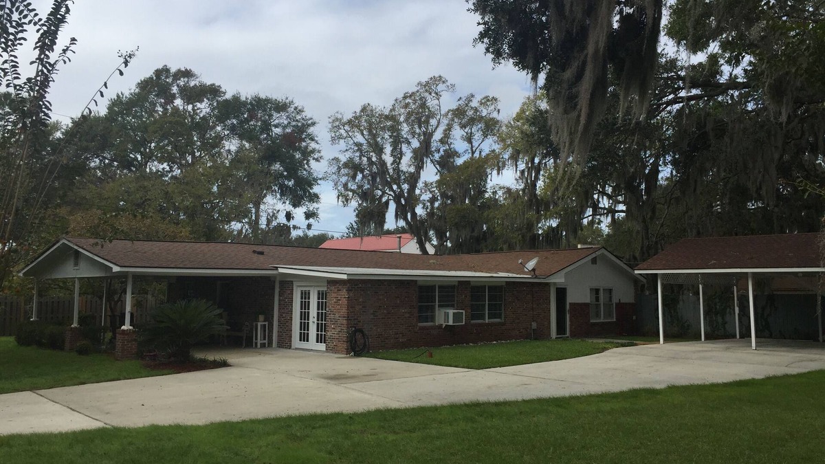 Port Royal House | Perfect for PI graduations and Lowcountry getaways, close to PI and Sands Beach.