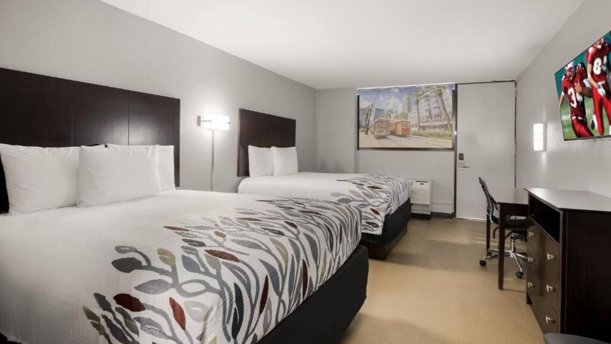 Alexandria Hotel | Perfect for Small Groups! Free Parking On-site, One Pet Stays Free!