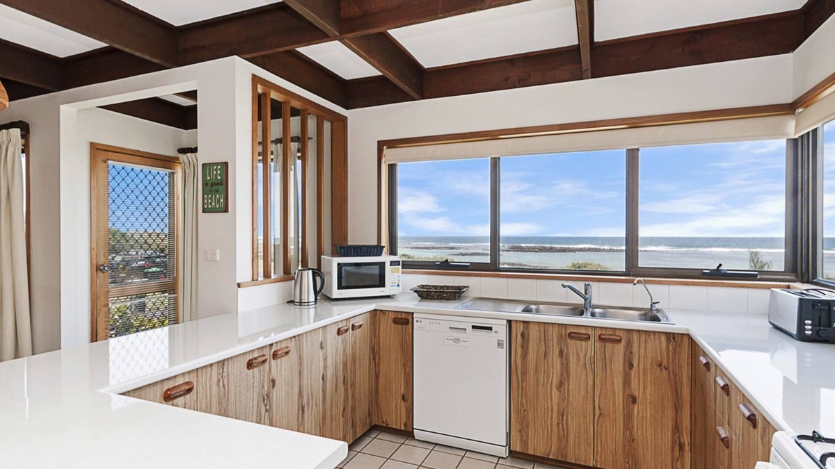 Port Fairy House | Perfect for that cosy winter holiday with stunning views of the Pea Soup Cove.