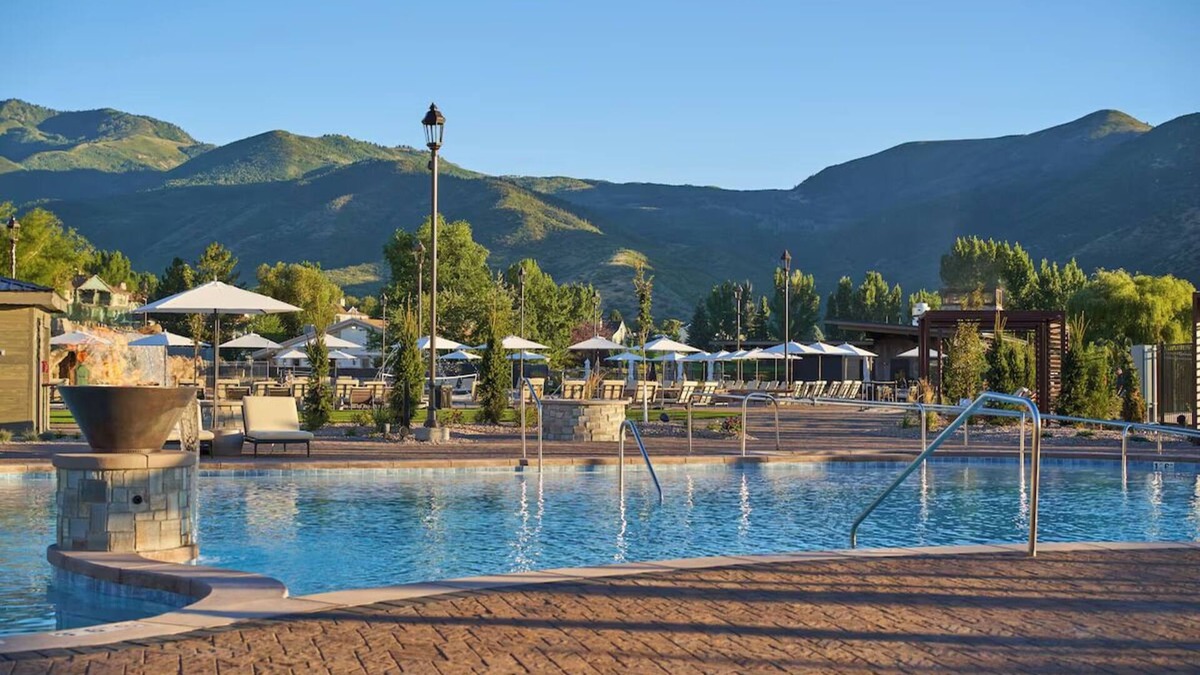 Midway Hotel | Perfect for Unforgettable Stays! Relaxing Unit w/Pool and Majestic Outdoors!