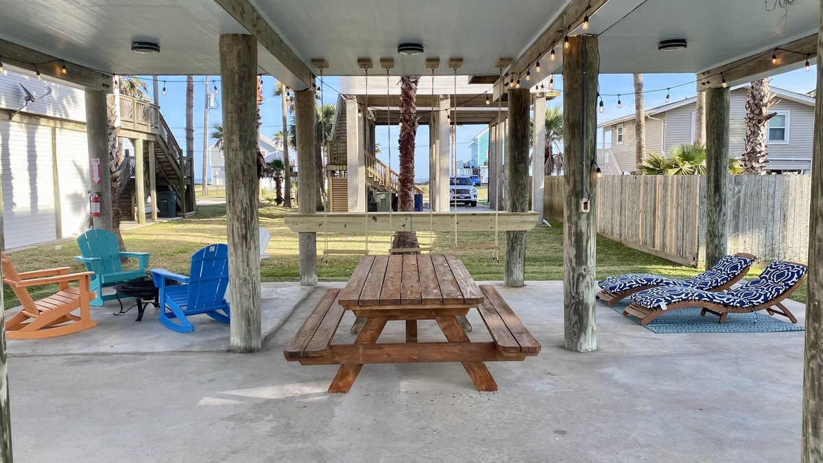 Galveston House | Perfect Friend and Family Beach House with Oceanview - 1 min walk to the beach!