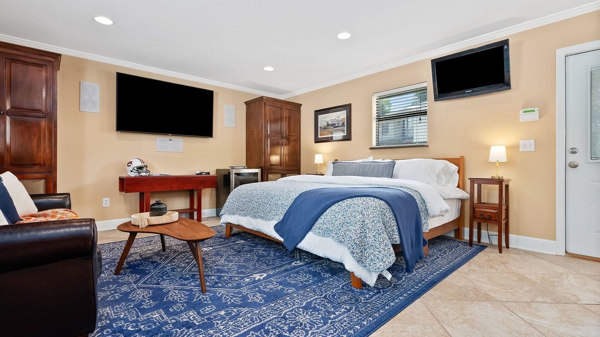 Auburn Apartment | Perfect Game-day Loft 0.2 Miles From Toomer's Corner ~ Pet Friendly