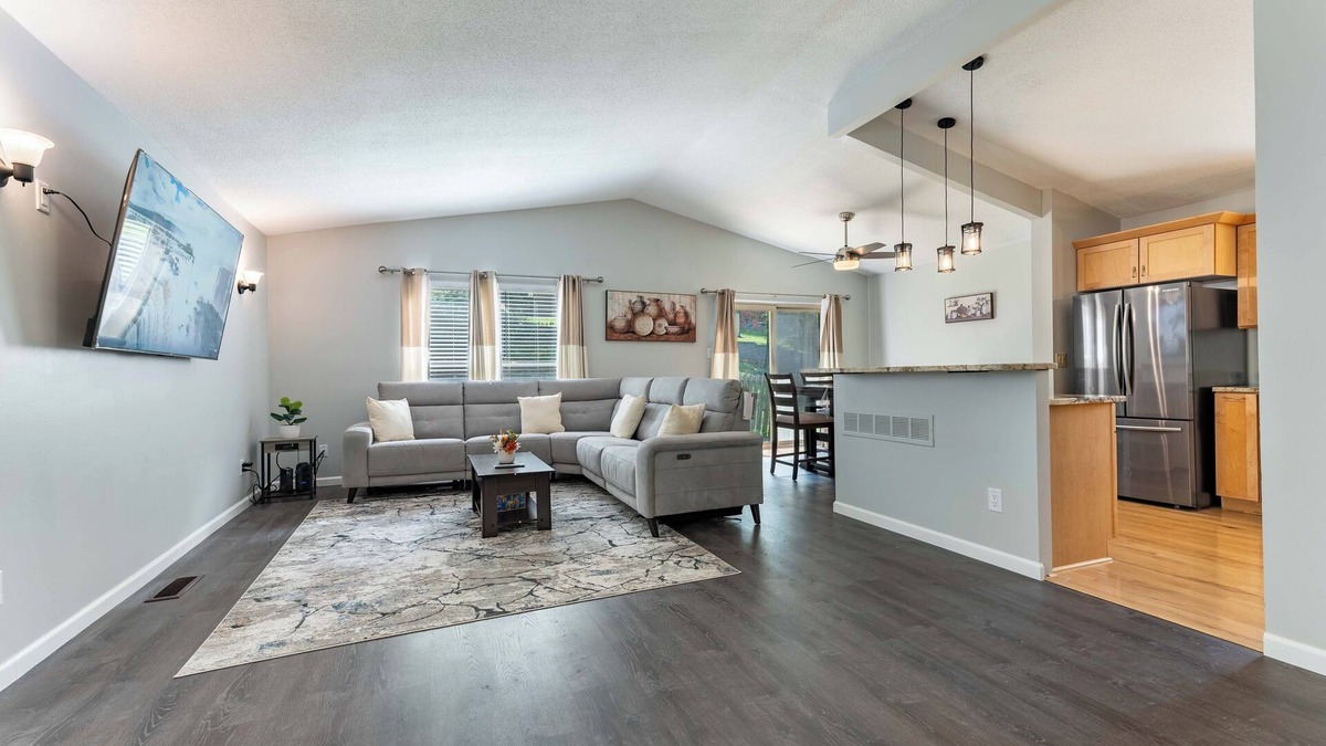Ballwin House | Perfect Getaway 3BR/3BA Entire Home with Free Parking