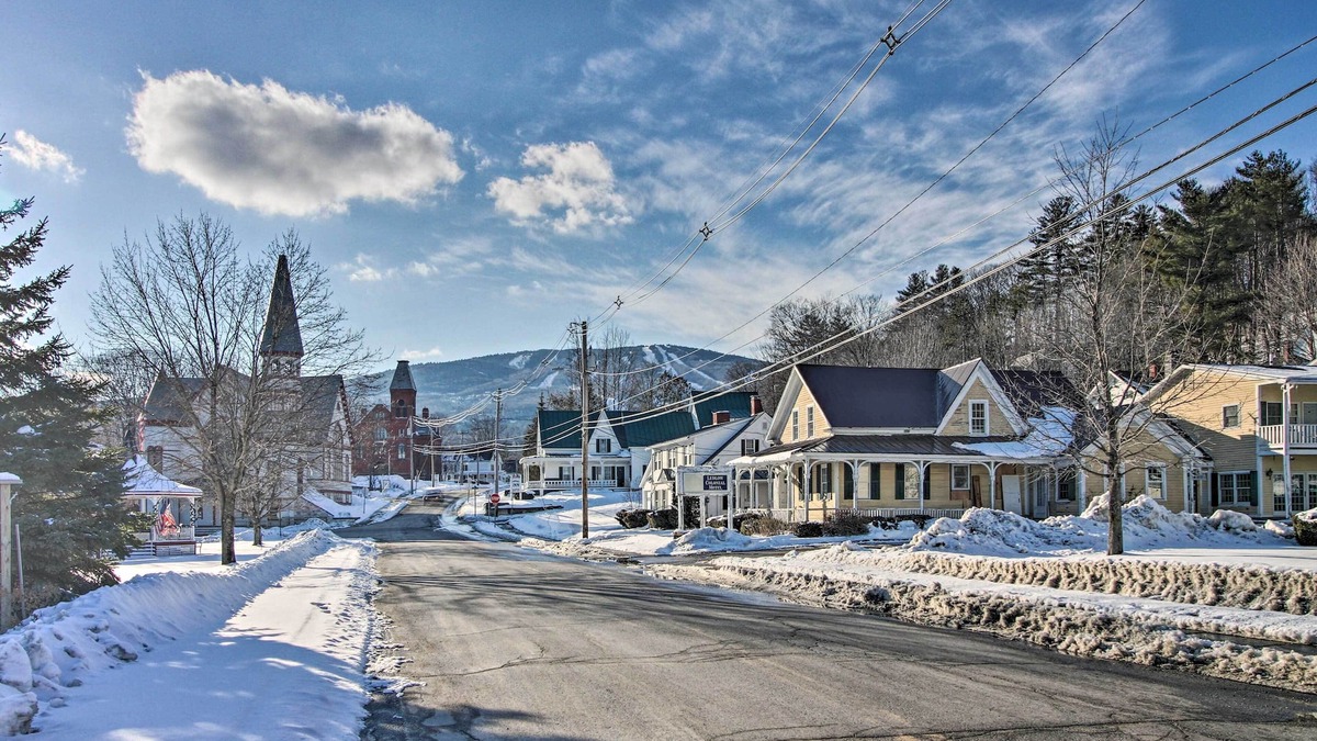 Ludlow Apartment | Perfect Getaway! Cozy, Modern condo & Convenient to Everything you will need.