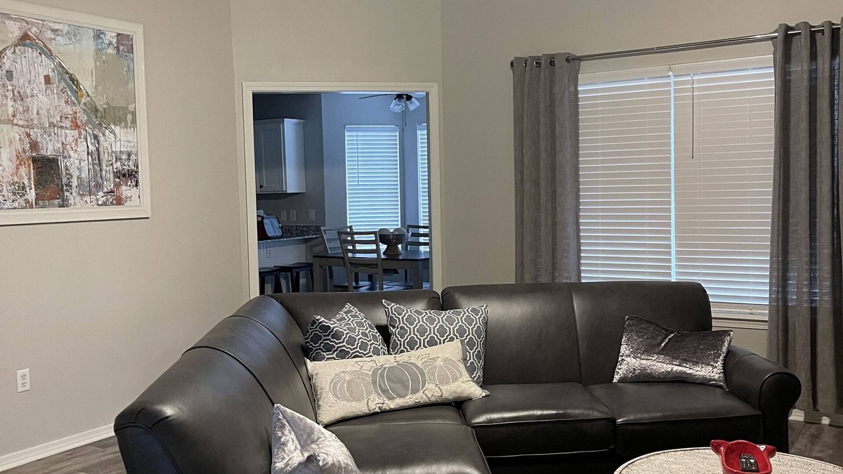 Farmington House | Perfect Getaway for Game Weekend!