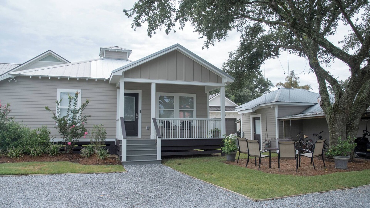 Old Town House | Perfect Getaway! Quaint Cottage 1 block to beach, Old Town, park and more!