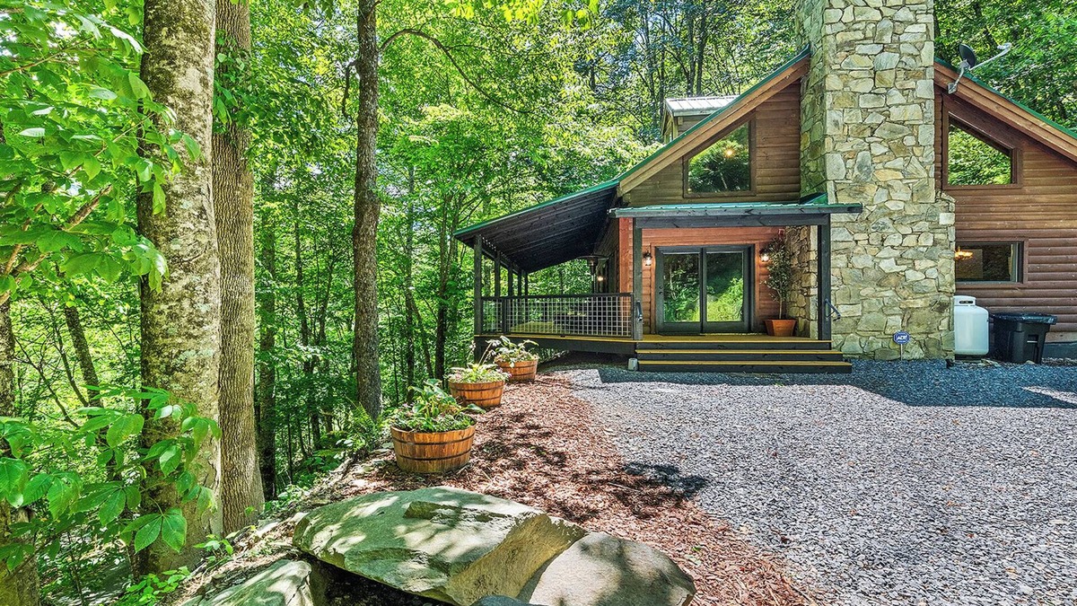 Maggie Valley Cabin | Perfect Getaway Surrounded by Nature in Maggie Valley NC!