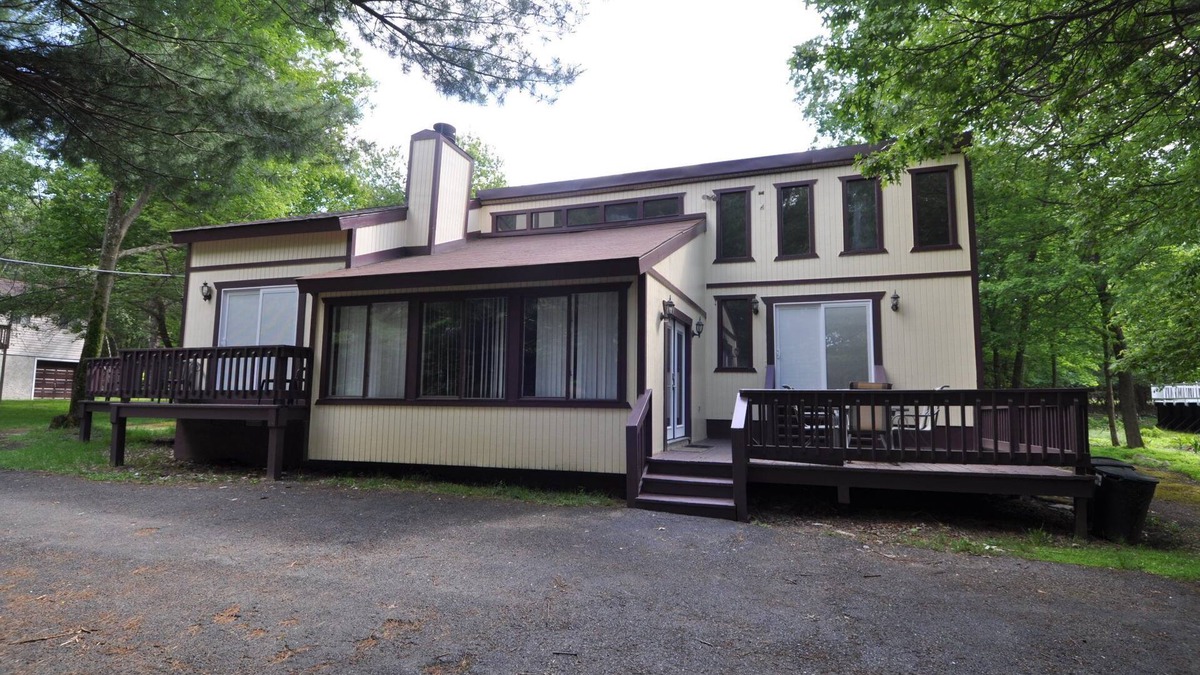 Albrightsville House | Perfect Getaway In The Poconos! (House #1) HotTub ! Gameroom! WiFi !