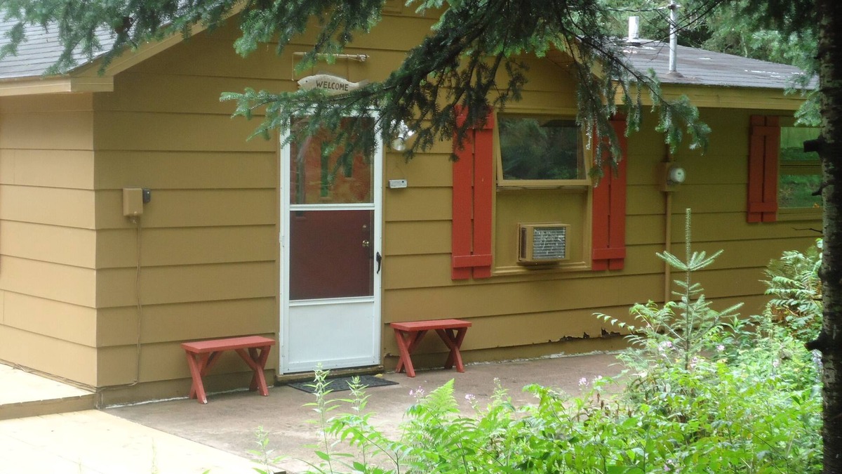 Northwoods Beach House | Perfect Hayward Cabin