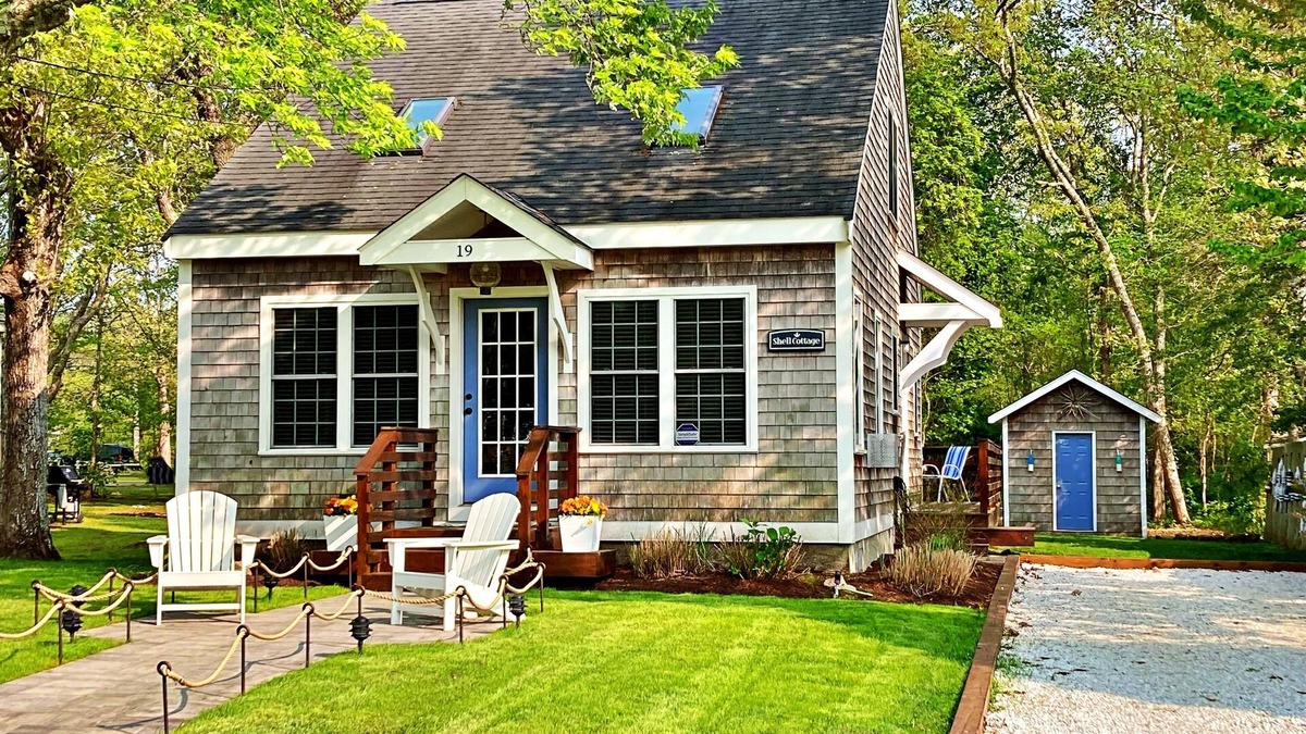 Fairhaven Cottage | Perfect Island Location - Close to Beaches, Martha’s Vineyard Ferry & Cape Cod.