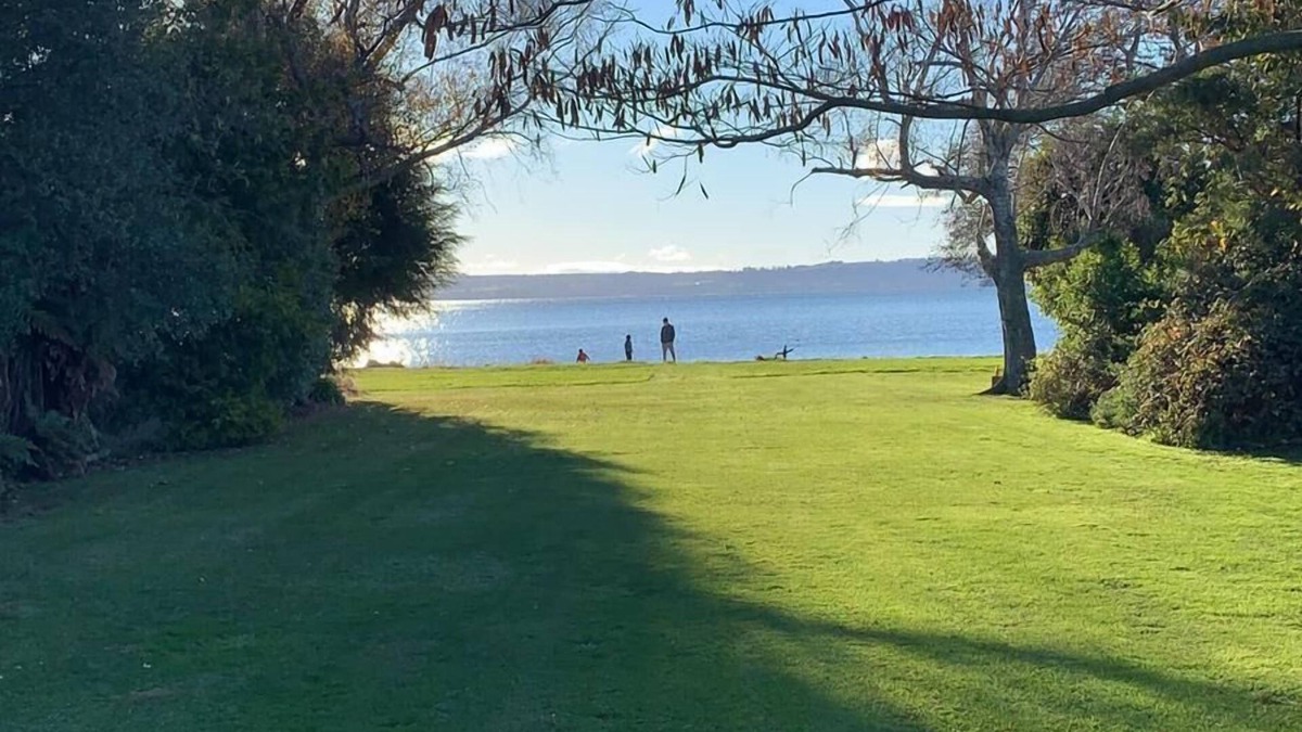 Holdens Bay House | Perfect kiwi bach on Rotorua lake edge