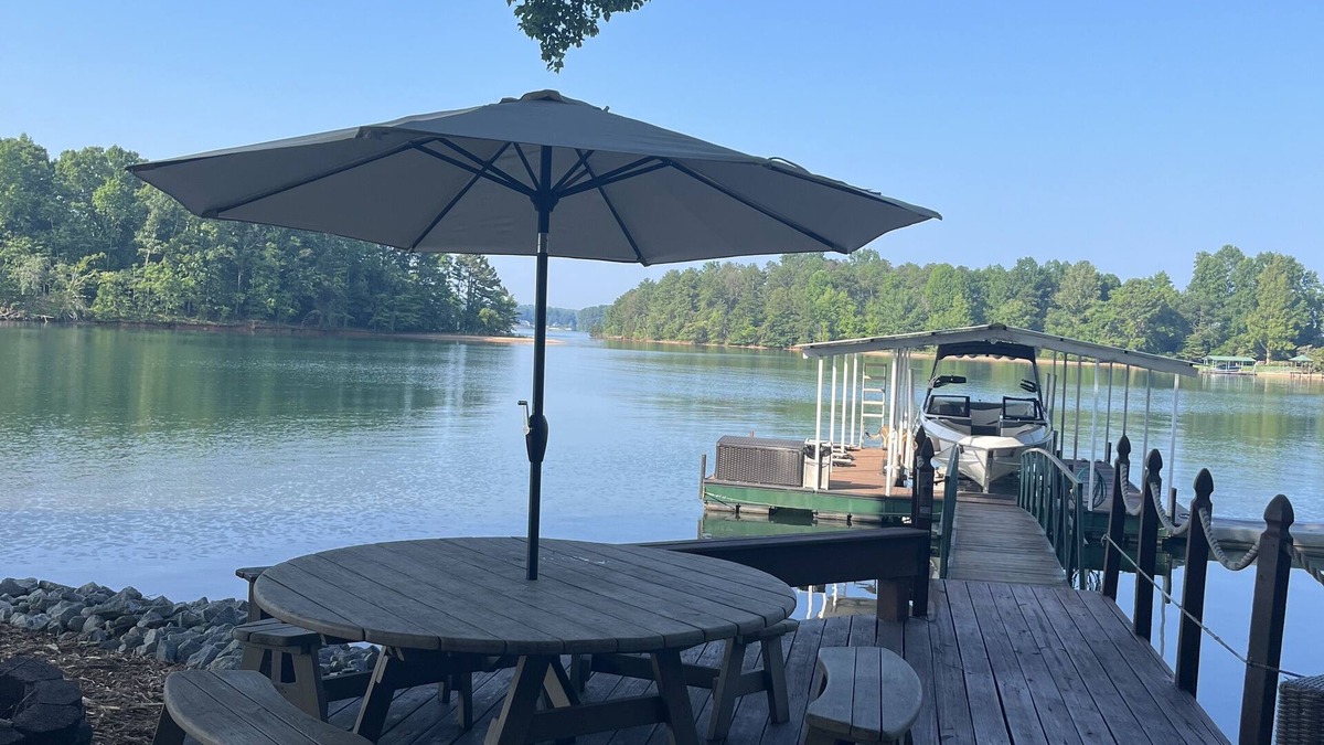 Seneca House | Perfect lake property for Clemson Game Day!