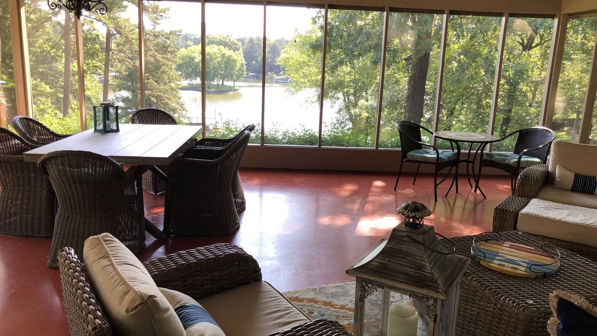 Piney House | Perfect lakefront home with large screen room for family fun on Lake Hamilton