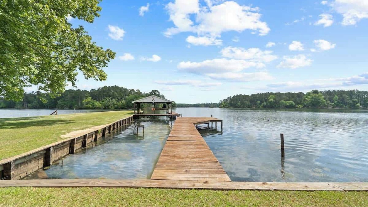 Milledgeville House | Perfect Landing, Sleeps 10, Outdoor Lake Heaven!