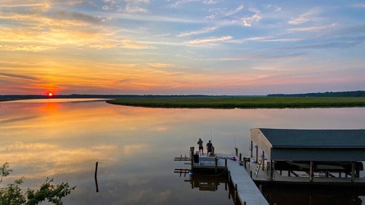 West Point House | Perfect large river retreat -views, bunkroom, firepit, playset -by Williamsburg!