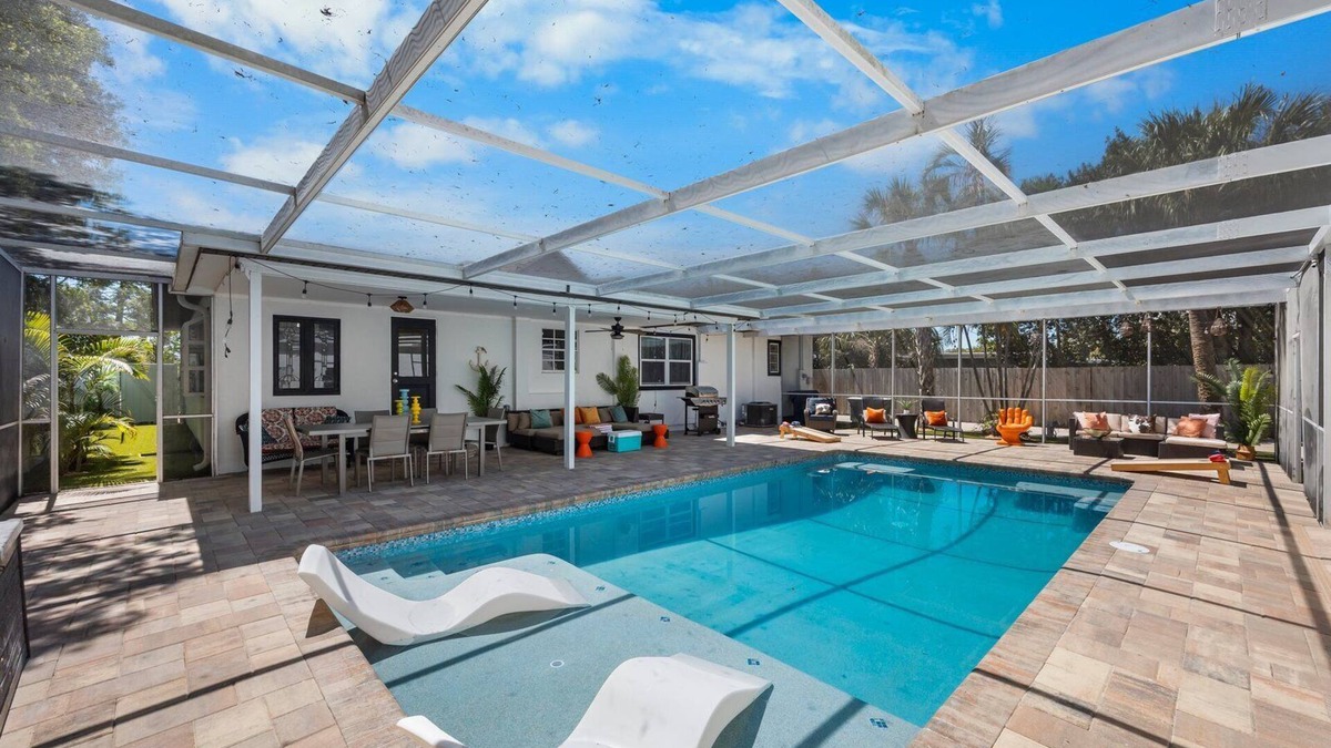 Seminole Villa | Perfect location 6 Bedroom, 4 Bathroom house. GameRoom,HeatedPool. 5min to Beach