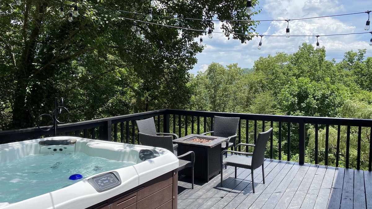 Murphy Cabin | Perfect Location, Close to town, Pet Friendly Cabin with a View, NEW HOT TUB