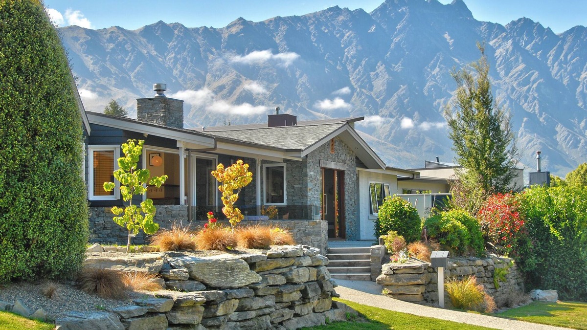 Frankton House | Perfect Location. Cute as holiday home in the heart of old Frankton.