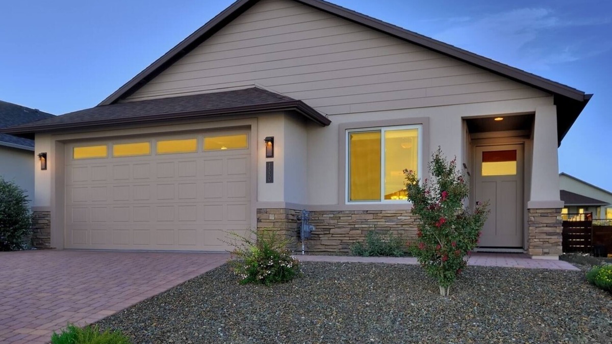 Cottonwood House | Perfect Location For 5 Surrounding Towns ~ 1 Minute Walk To Golf