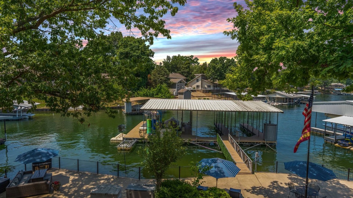 Osage Beach House | PERFECT LOCATION+h2oToys+6 BDRMS+5 BTHRMS+3 FMLY RMS+2 KTCHNS+SWIM DOCK+Pets Ok