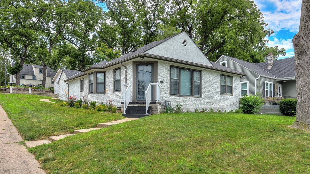 Aksarben - Elmwood Park House | Perfect Location in Omaha, Walking distance to Aksarben village and Boxter Arena