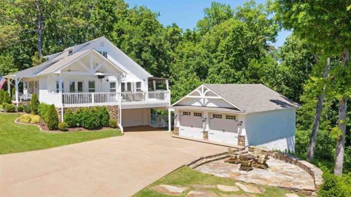 Counce House | Perfect location, luxury home with breathtaking lake view!